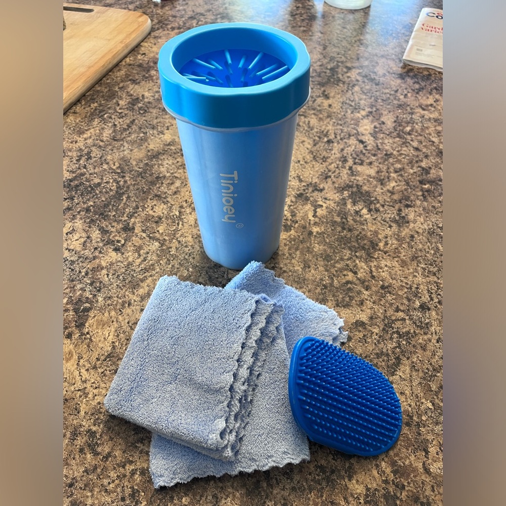 Dog paw cleaner